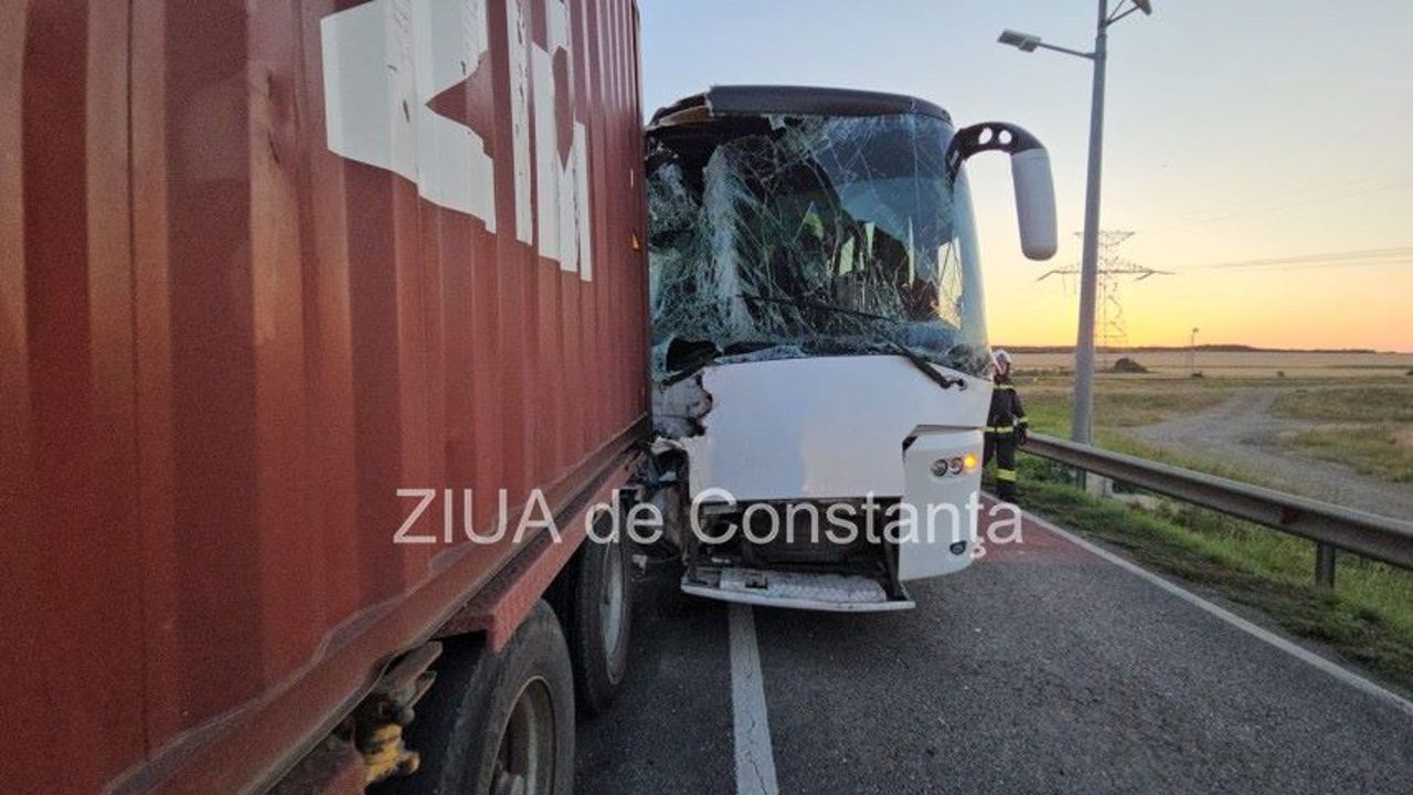 Accident între un camion și un autocar cu 57 de ucraineni la Constanța