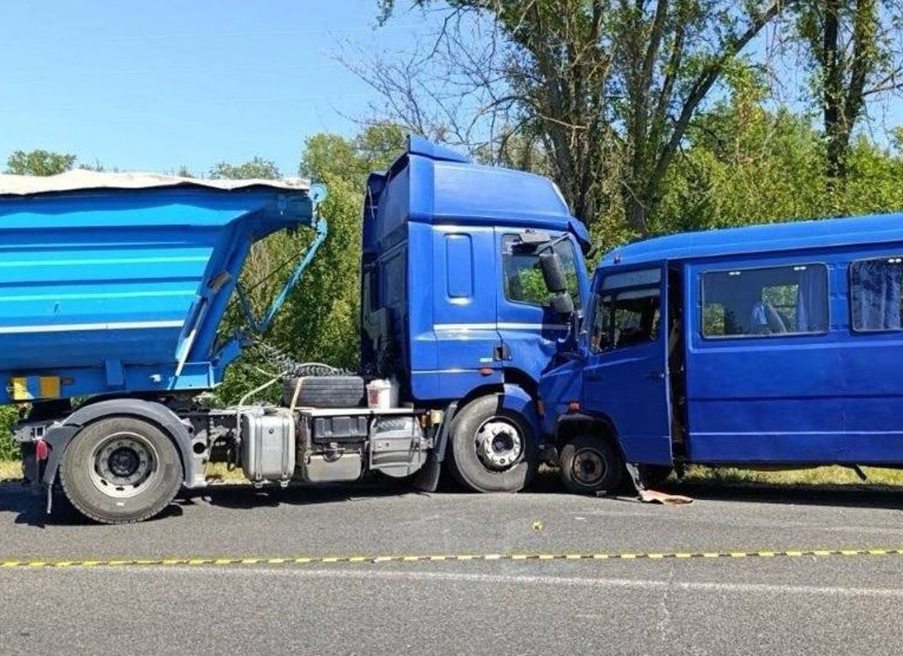 Microbuz de rută, implicat într-un accident în apropiere de Petrești. Toți pasagerii au ajuns la spital