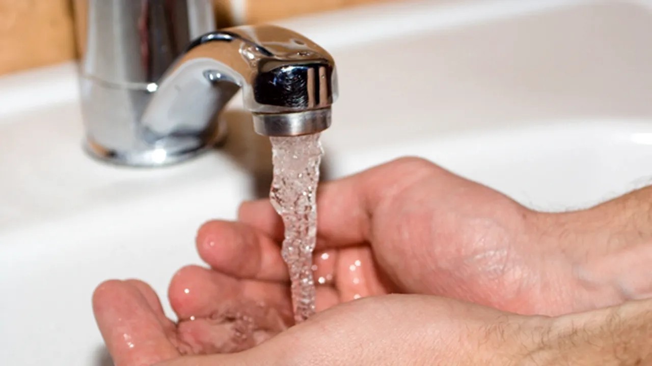 Apă la robinet pentru locuitorii din Cernița. Satul a scăpat de criza de apă datorită noului apeduct 