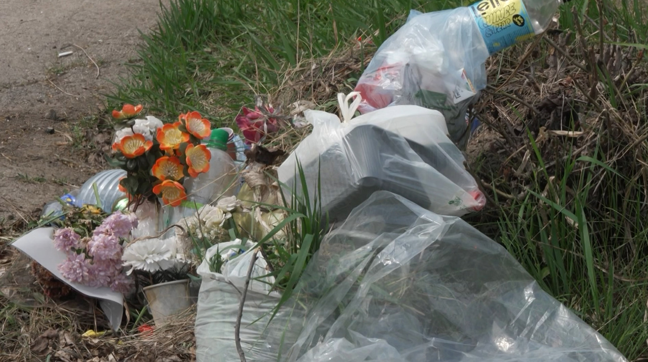 După pomenire au lăsat gunoi: Cimitirele din Chișinău, sufocate de deșeuri