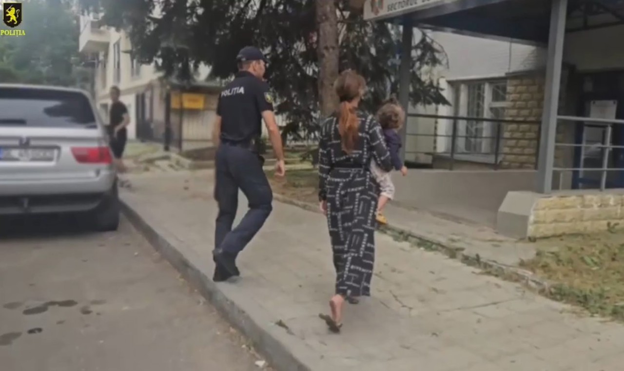 Copii puși să cerșească printre mașini. Șase persoane, cercetate de poliție
