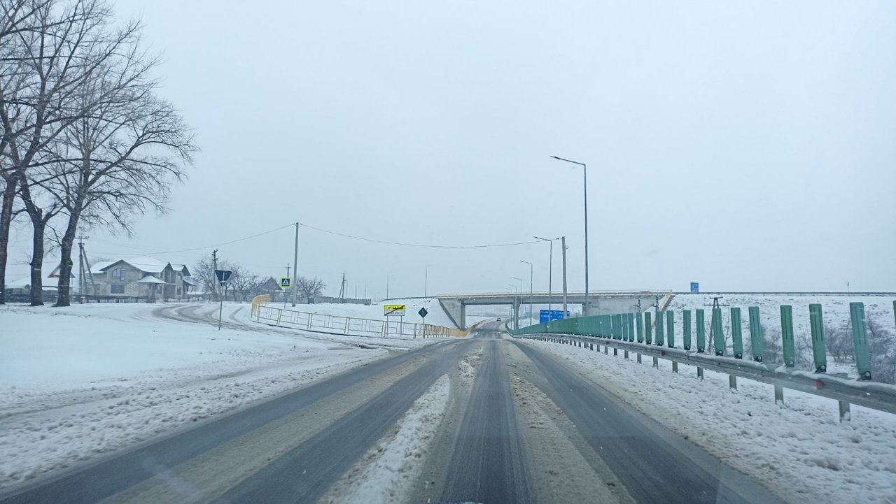 Noapte albă pentru drumarii din nordul țării. Care este starea drumurilor după zăpada căzută marți seara