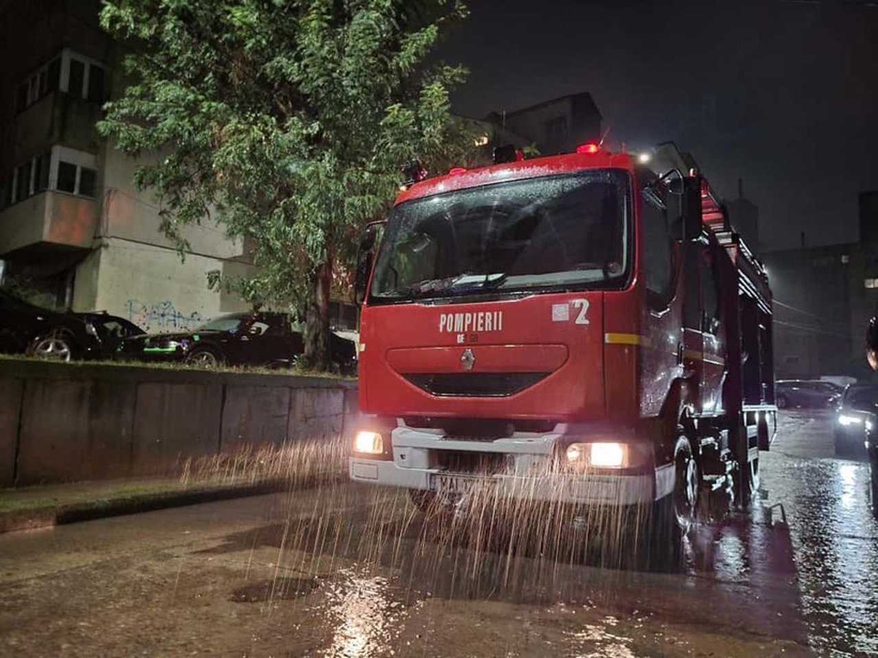 Ploi puternice în România: pompierii au intervenit în 42 de localități din 16 județe și în București