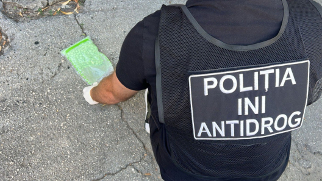 Thousands of Ecstasy pills discovered in a parcel at the Sculeni border crossing. Two suspects detained