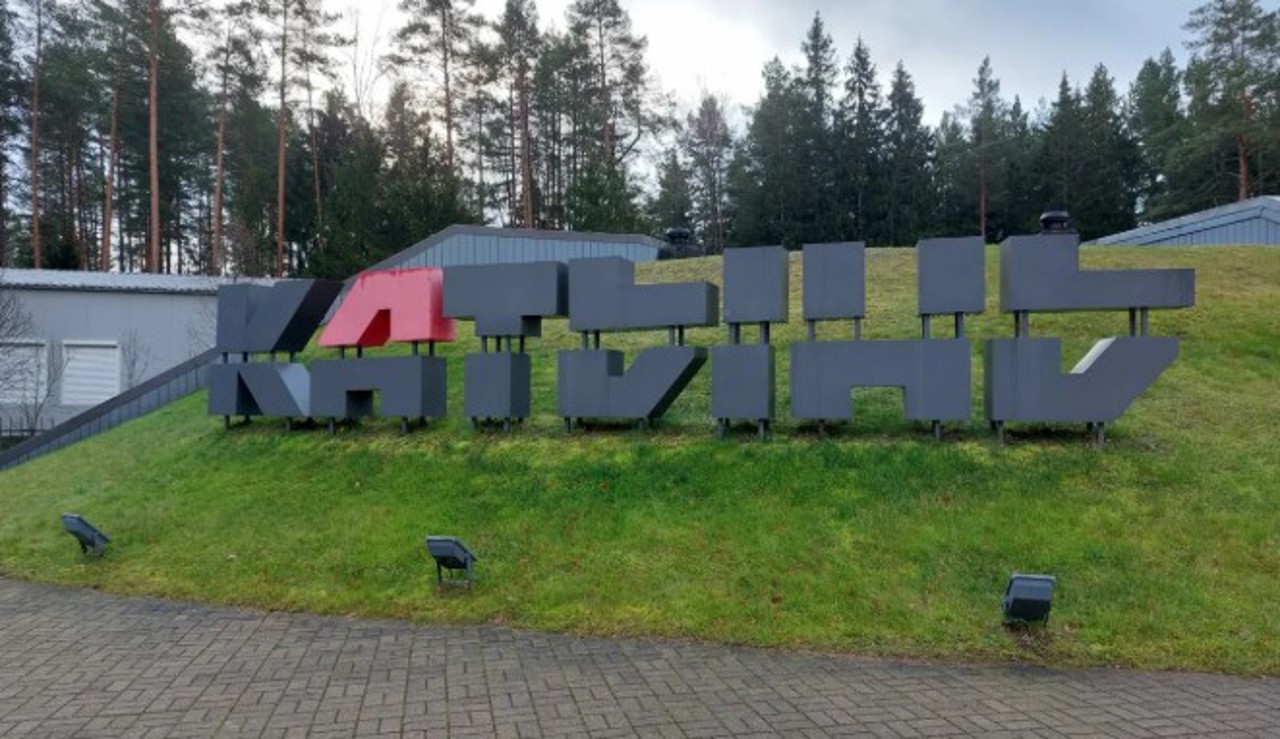 "Война против фактов": в Катыни убрали польские военные награды с мемориала