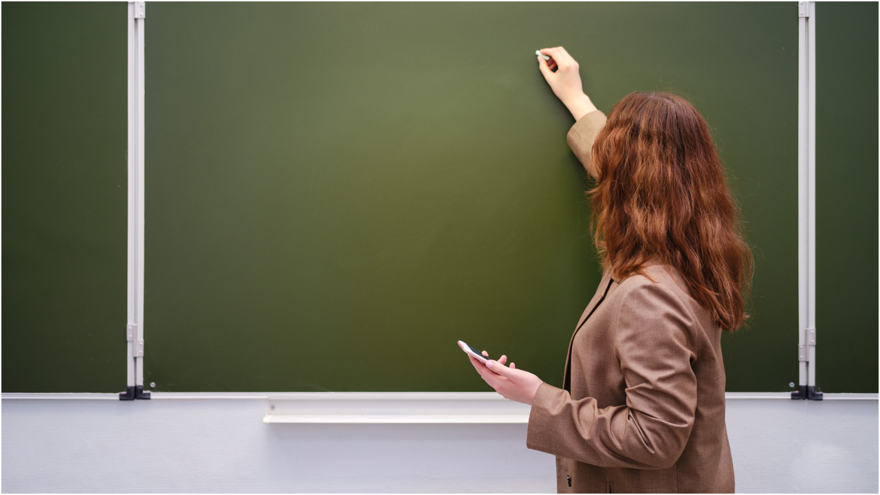Profesor debutant, agresat în sala de clasă de părintele unui elev: MEC a sesizat poliția