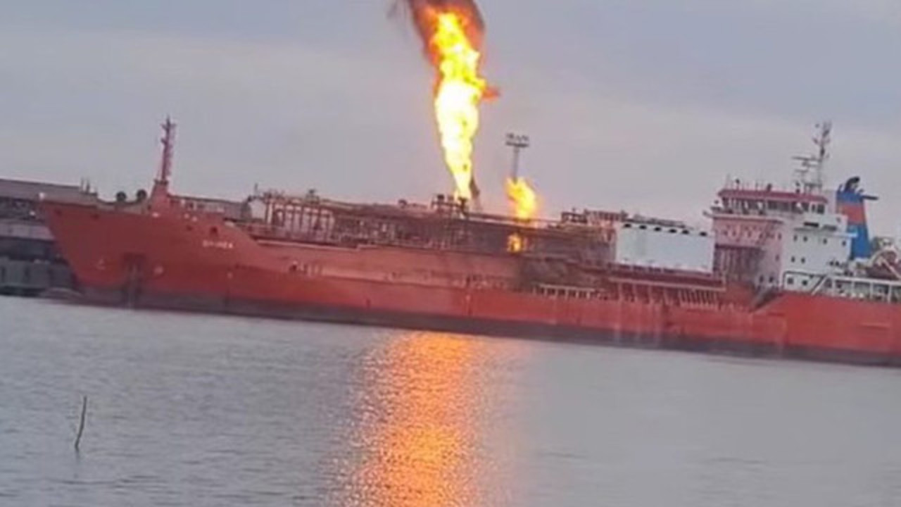 Explozie și incendiu la bordul unei nave din Marea Neagră. Trei membri ai echipajului au fost răniți