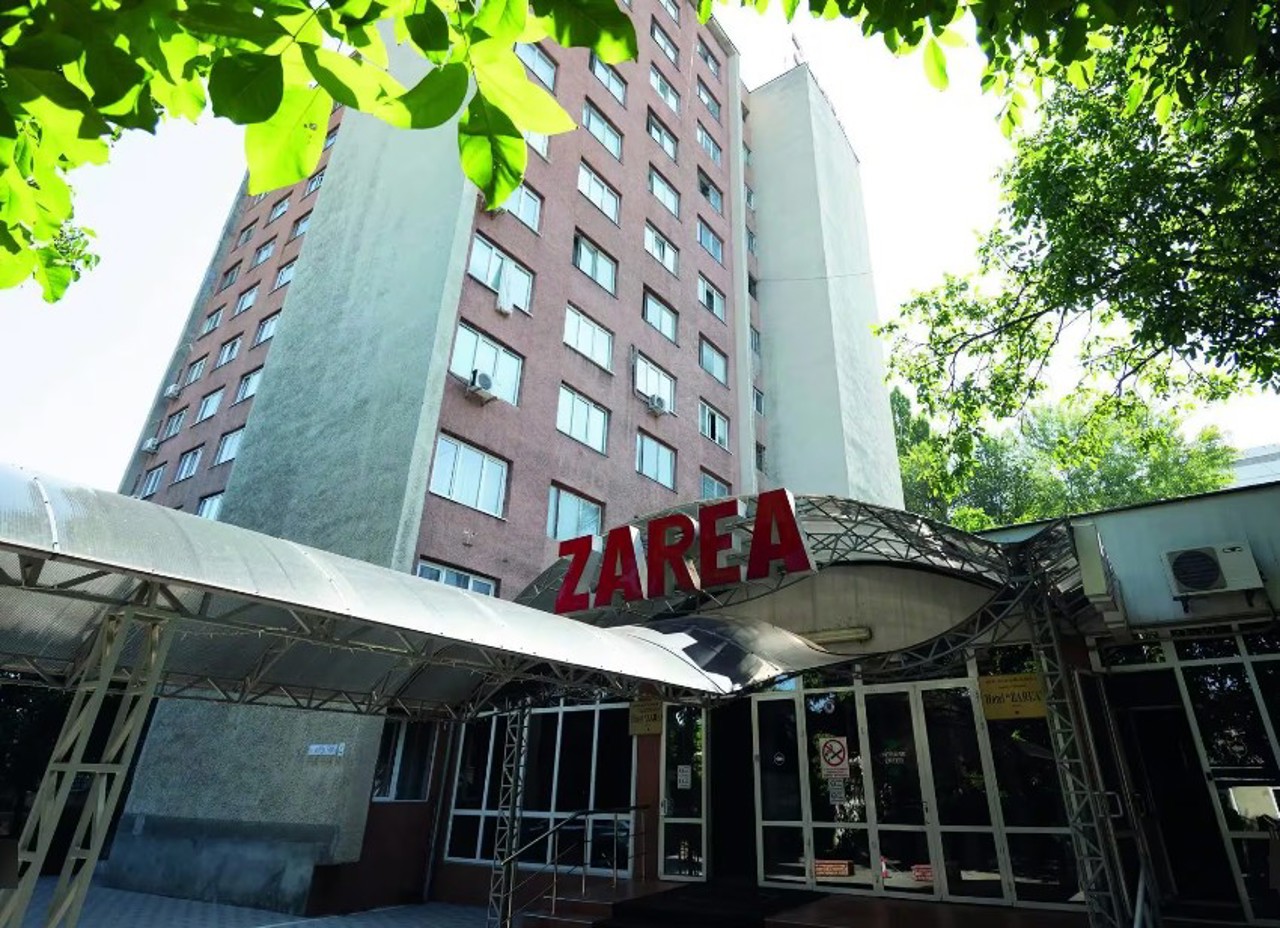 Păstrarea clădirii principale și un bloc nou în locul restaurantului: Planurile pentru hotelul „Zarea”, scos la licitație de APP