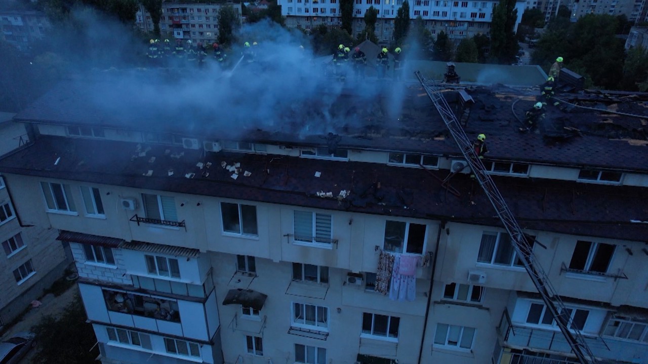 Drama locatarilor din sectorul Buiucani: Incendiul de la mansardă a lăsat 6 familii fără acoperiș și alte 12 apartamente inundate