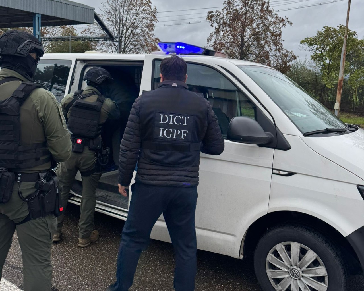 A fugit din R. Moldova, dar a fost prins la Otopeni: cetățean străin, căutat la nivel internațional, extrădat și plasat în arest la Chișinău