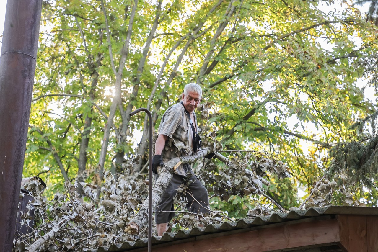 Carabinierii, militarii și localnicii din nordul țării se implică activ în lichidarea consecințelor intemperiilor de săptămâna trecută
