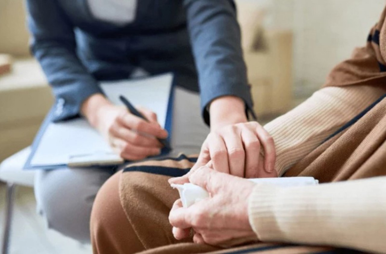 Salarii mai mari pentru circa 10 mii de asistenți sociali din R. Moldova: „Puțin, dar necesar”