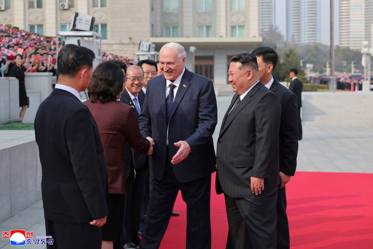 Лукашенко подарил Ким Чен Ыну автомат «на случай врагов»