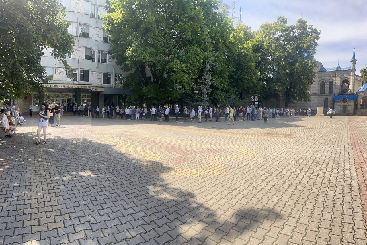 „O dovadă de responsabilitate”: Moldovenii cu cetățenie română au format cozi la secțiile de votare