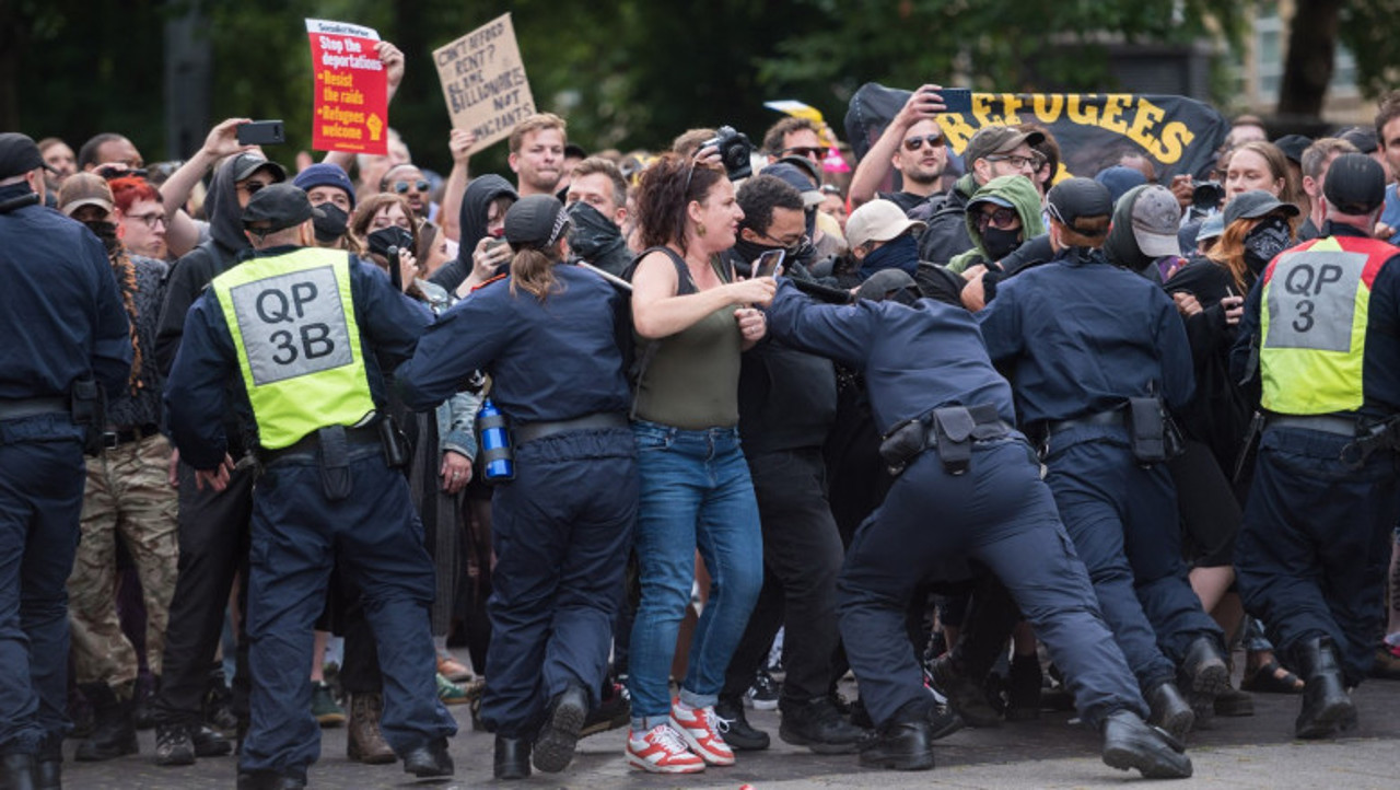 Peste 90 de persoane au fost arestate în timpul protestelor violente din Marea Britanie