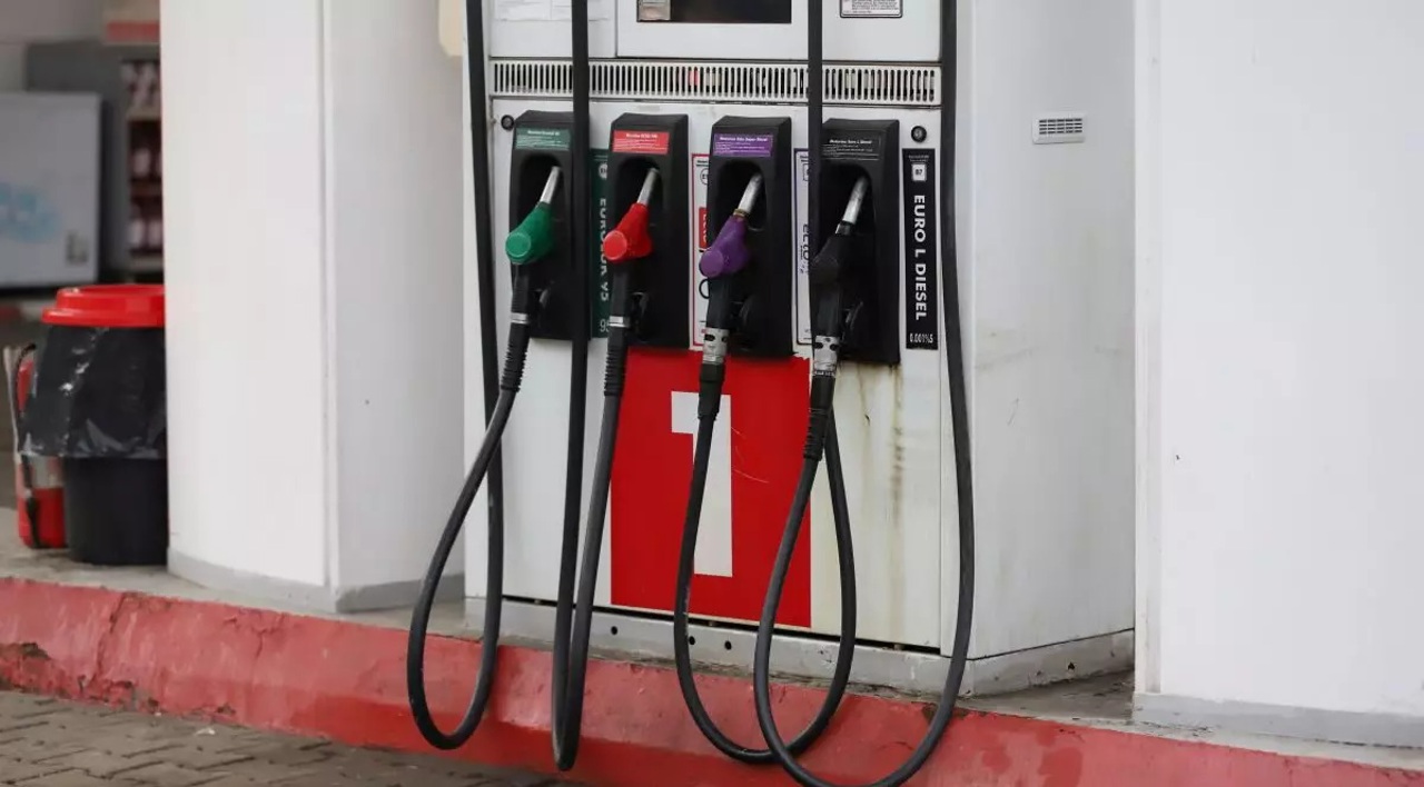 Prețurile la carburanți au crescut simțitor și în România. Șoferii caută benzină mai ieftină în țările vecine 