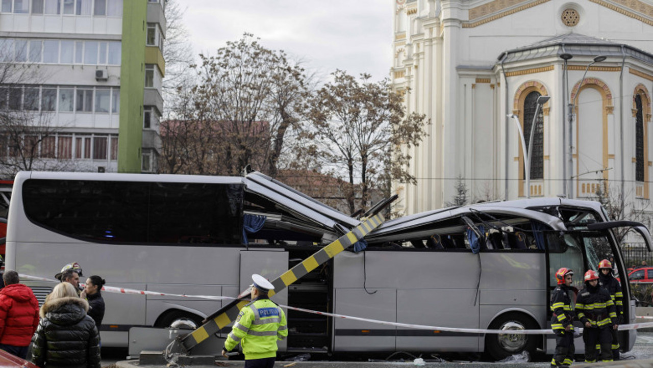 Grav accident rutier în România, cu implicarea unui autocar plin cu pasageri: O persoană a decedat, iar peste 20 au ajuns la spital