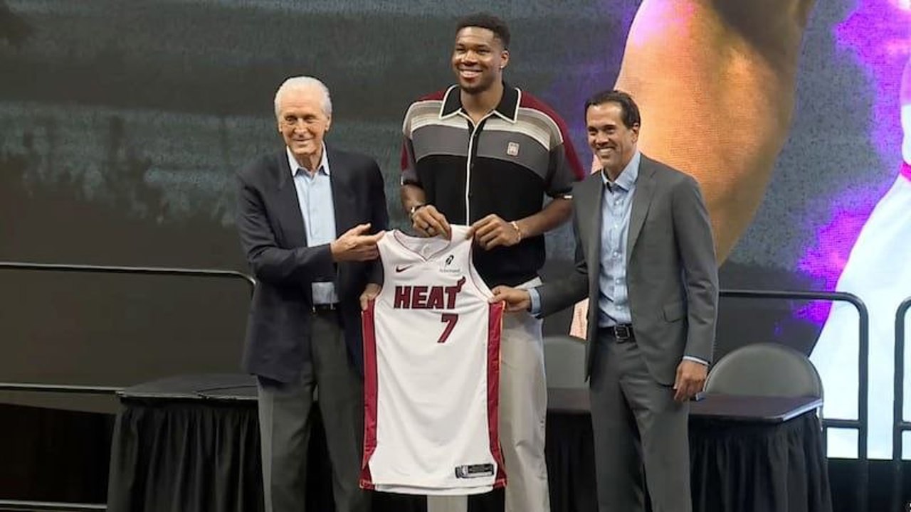 Baschetbalistul grec Giannis Antetokounmpo a fost prezentat oficial la Miami Heat