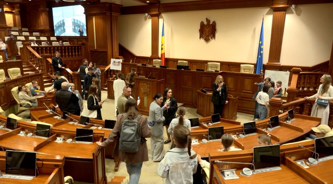 Parlamentul și-a deschis ușile pentru vizitatori: Au admirat mașinile primilor președinți și au testat fotoliile deputaților