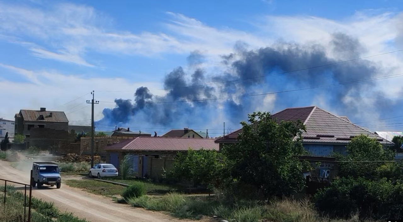 Reuters / Fumul se ridică după ce s-au auzit explozii la o bază aeriană de lângă Novofedorivka în Crimeea pe 9 august