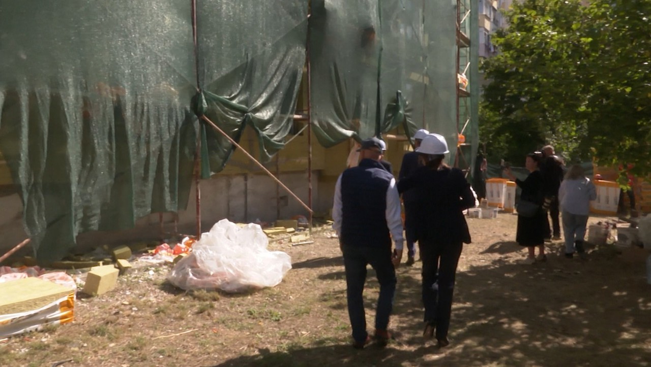 „Sperăm să fie cald, iar facturile mici”: Aproape zece milioane de lei se investesc în reabilitarea energetică a unui bloc de locuințe din Ialoveni 