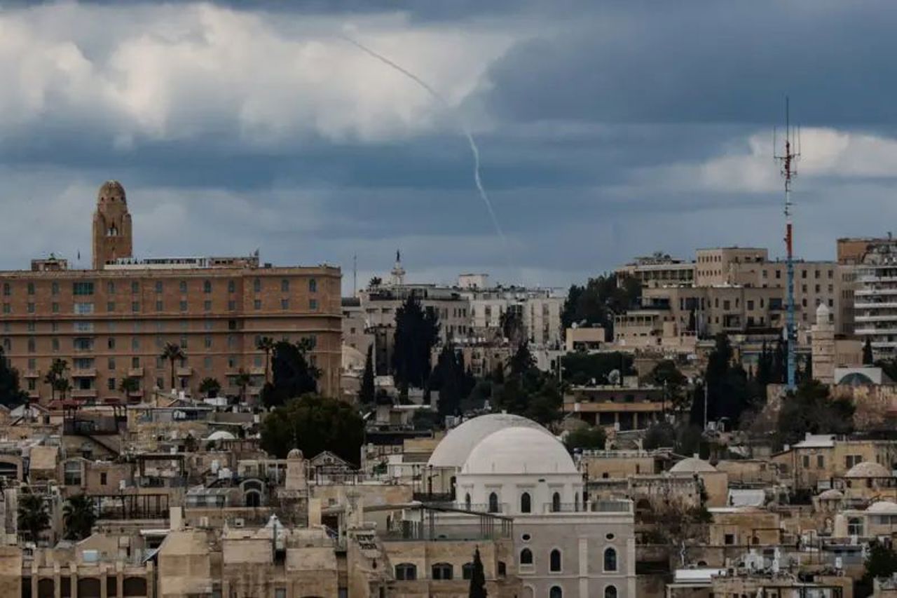 Reuters: Sistemele de apărare aeriană ale Israelului resping atacul cu rachete din partea Iranului. În fotografie - cerul deasupra Ierusalimului, 28 februarie.