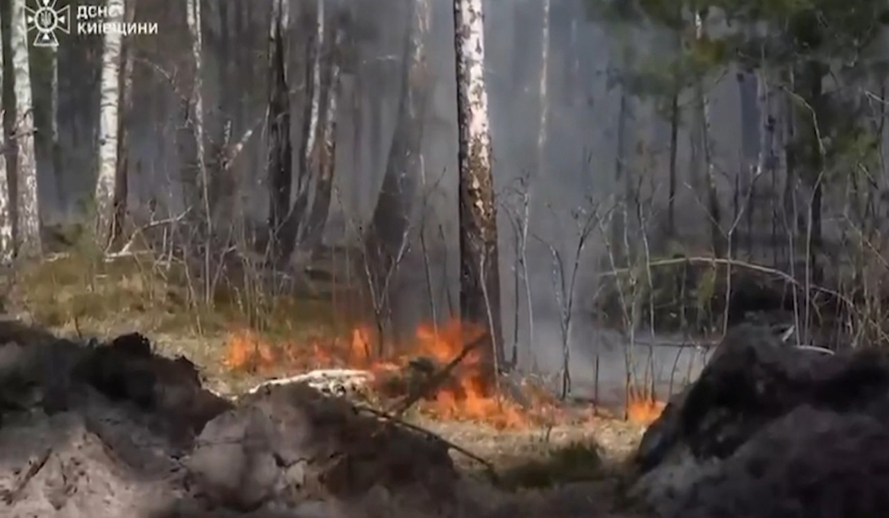 Alertă în Ucraina | Un incendiu mistuie pădurile în apropiere de Cernobîl