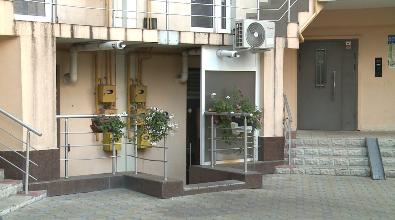 „Nu mai suportăm mirosul de mâncare”: conflict între locatari și un restaurant