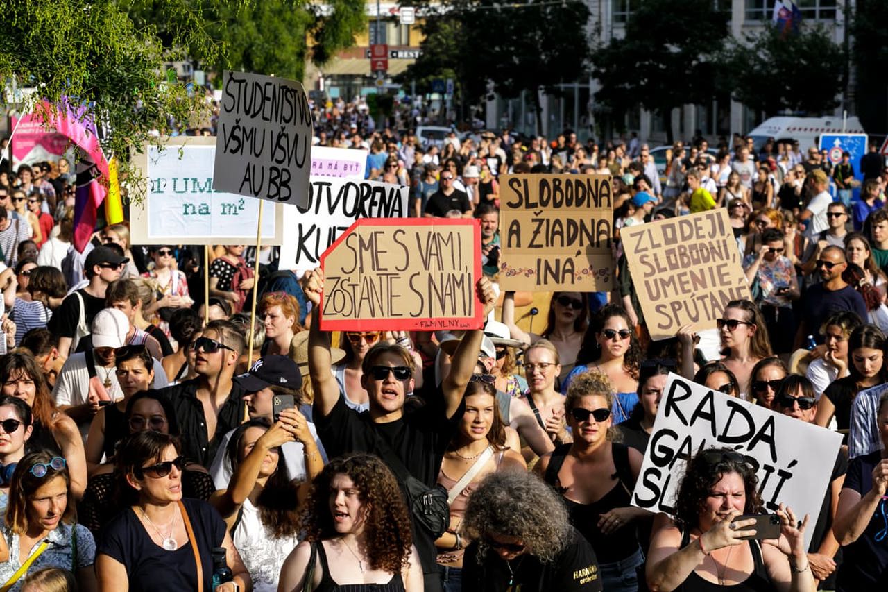 Corespondență // Vara vrajbei slovace. Mii de persoane protestează la Bratislava