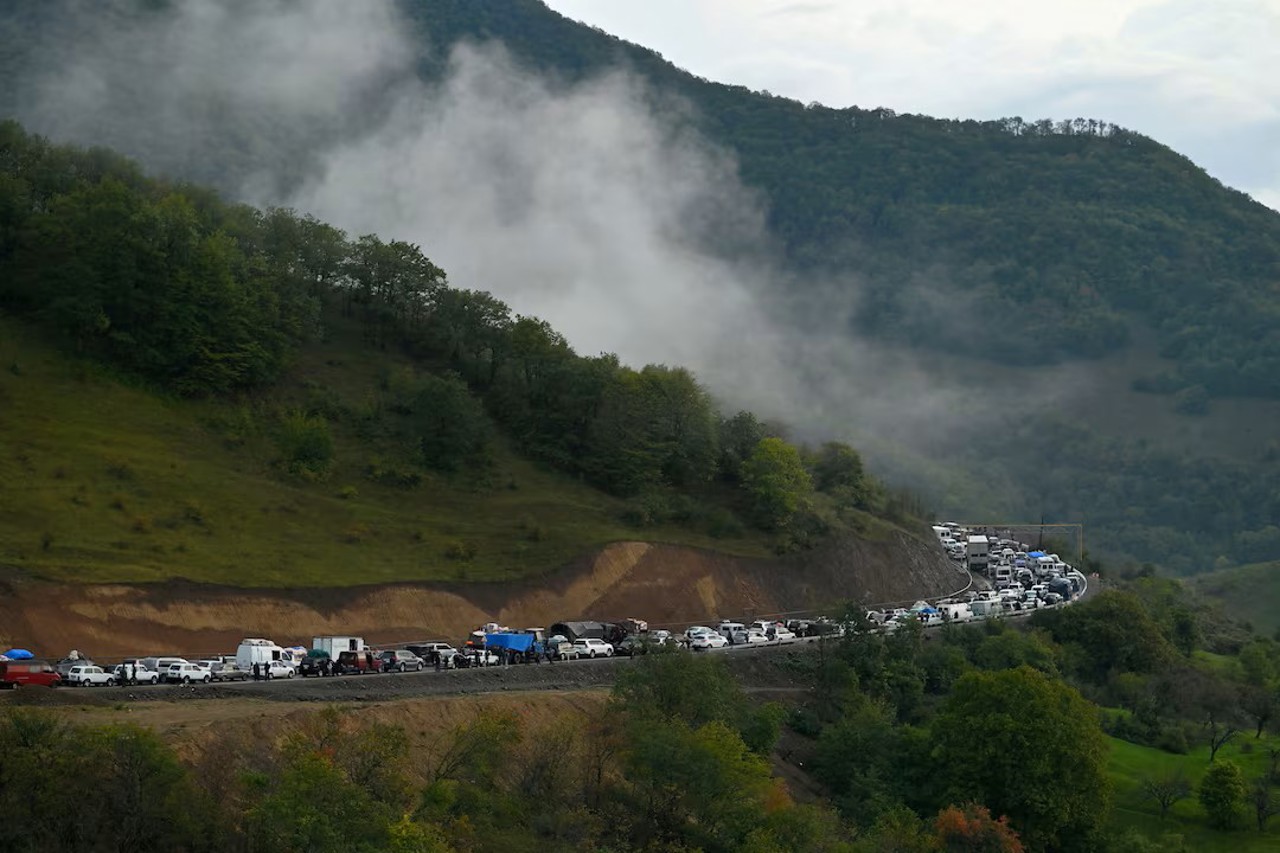 Reuters / Vehicule care transportă refugiați din Nagorno-Karabah spre granița armeană, 25 septembrie 2023