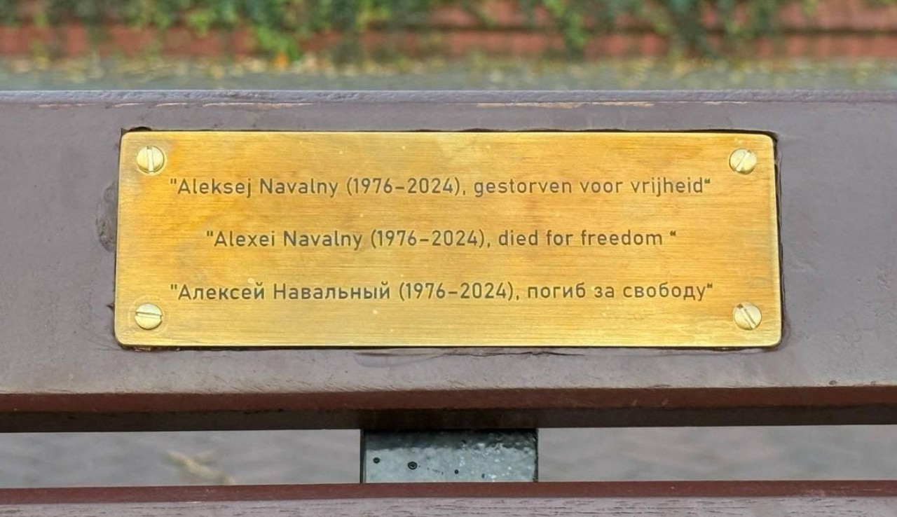 В Гааге у посольства России появилась скамейка в честь Навального