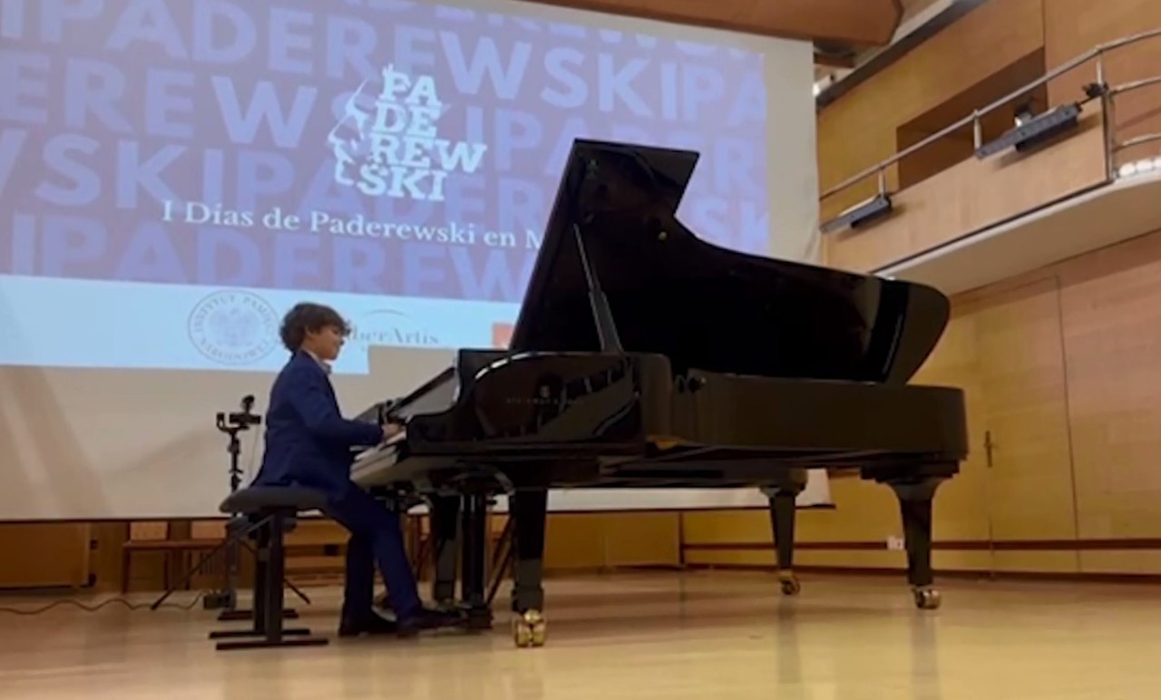 Pianist de succes la 11 ani// Simion Targon a cucerit premii la numeroase concursuri 