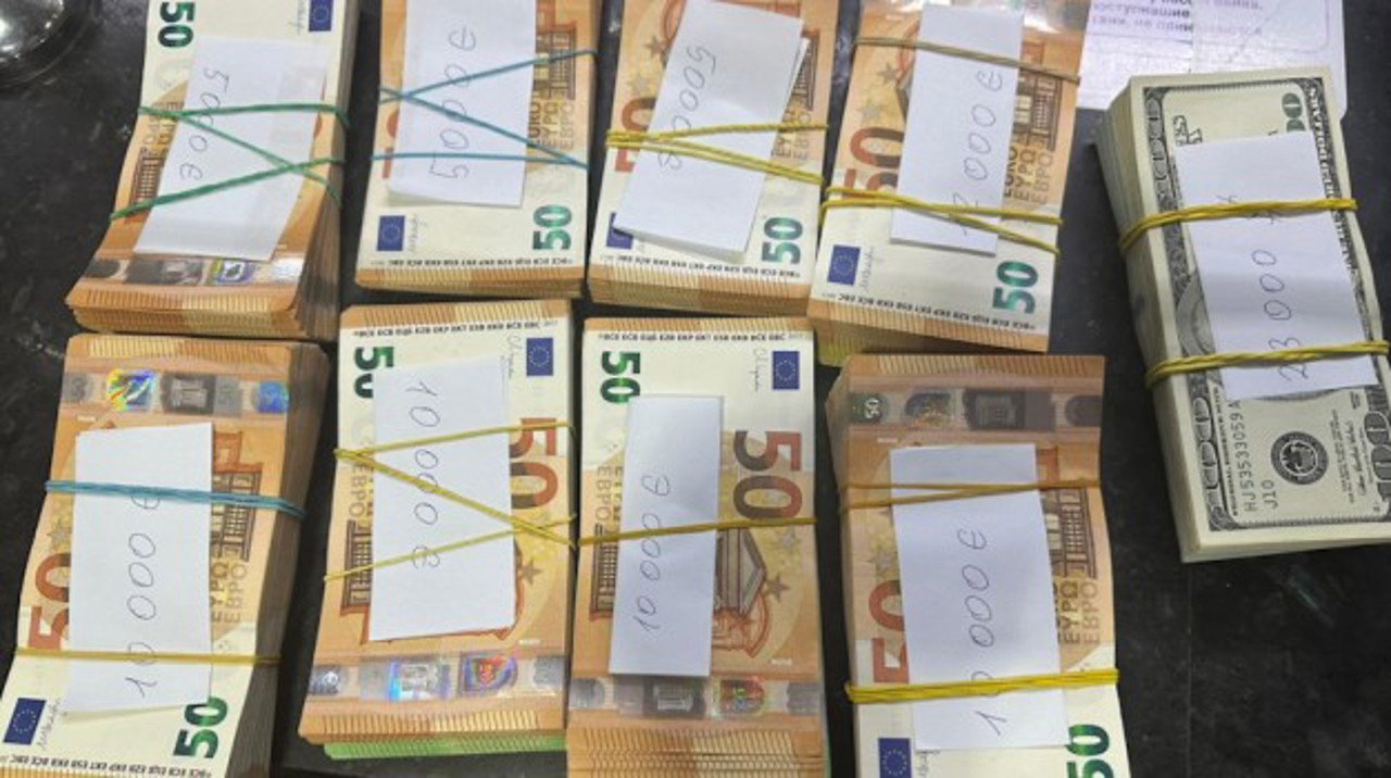 Fraudă de proporții cu implicarea unui centru de apel. Prejudicii de peste 164 de milioane de lei pentru stat