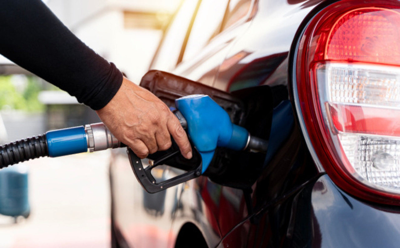Scumpiri-record la pompă: Motorina ajunge la aproape 35 de lei litrul