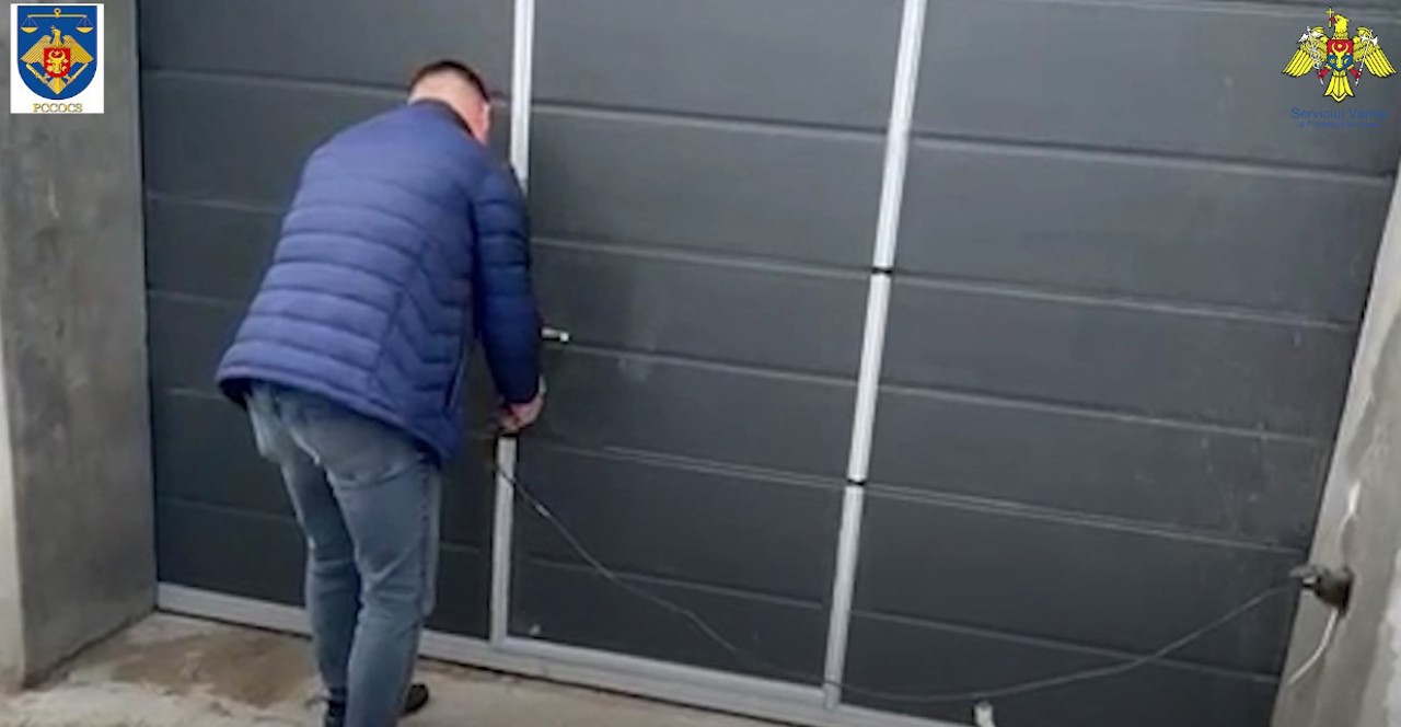 Linie clandestină de producție a țigărilor și alcoolului, descoperită lângă Chișinău