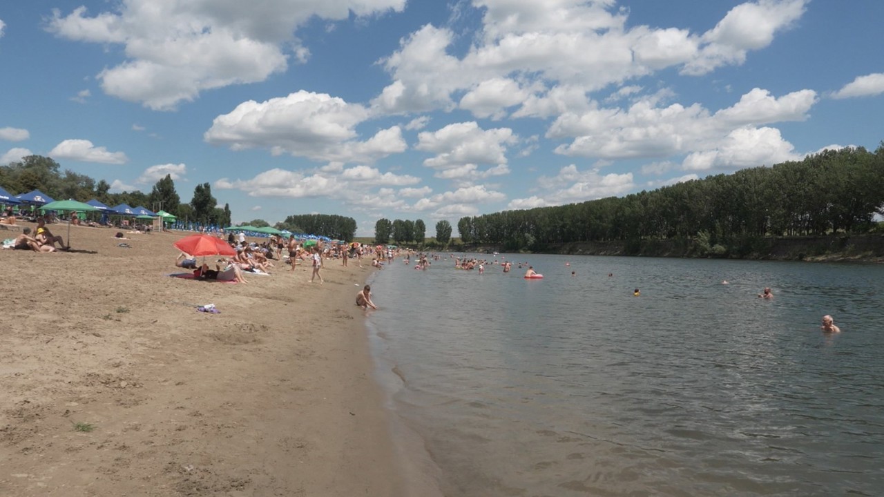 Plaja de la Vadul lui Vodă, luată cu asalt de persoane dornice să se odihnească pe malul Nistrului 