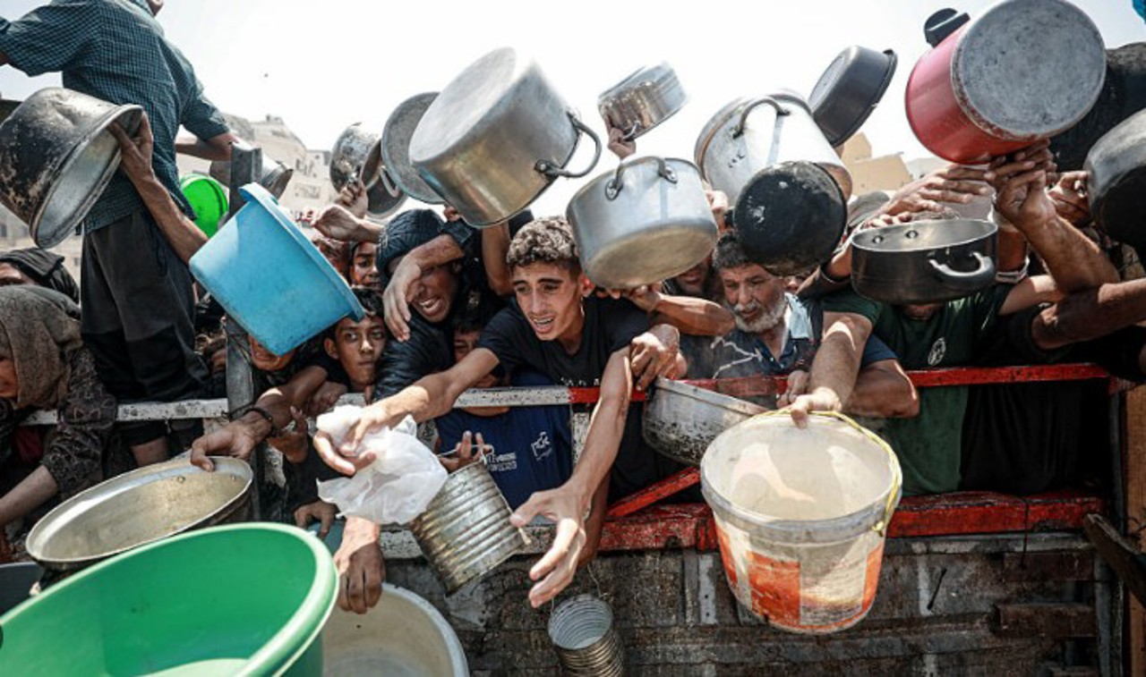 Israel announces Gaza humanitarian pause, aid resumes