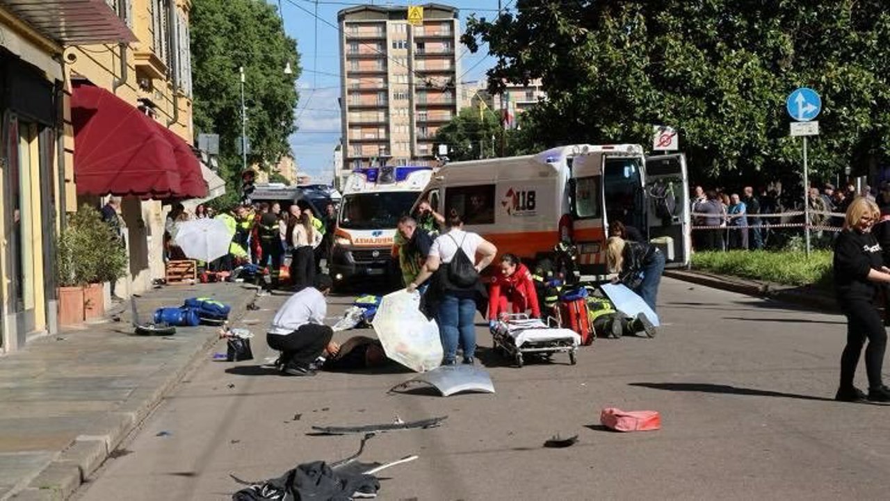 O mașină a intrat într-un grup de pietoni la Modena, Italia: Șapte persoane au fost rănite