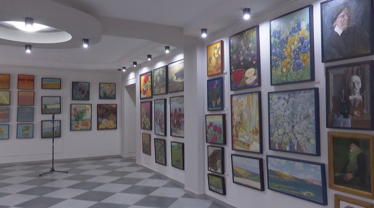„Grădinile Moldovei”, expoziția unei pictorițe din Ucraina, inaugurată la Chișinău: „Este despre frumusețe, natură”