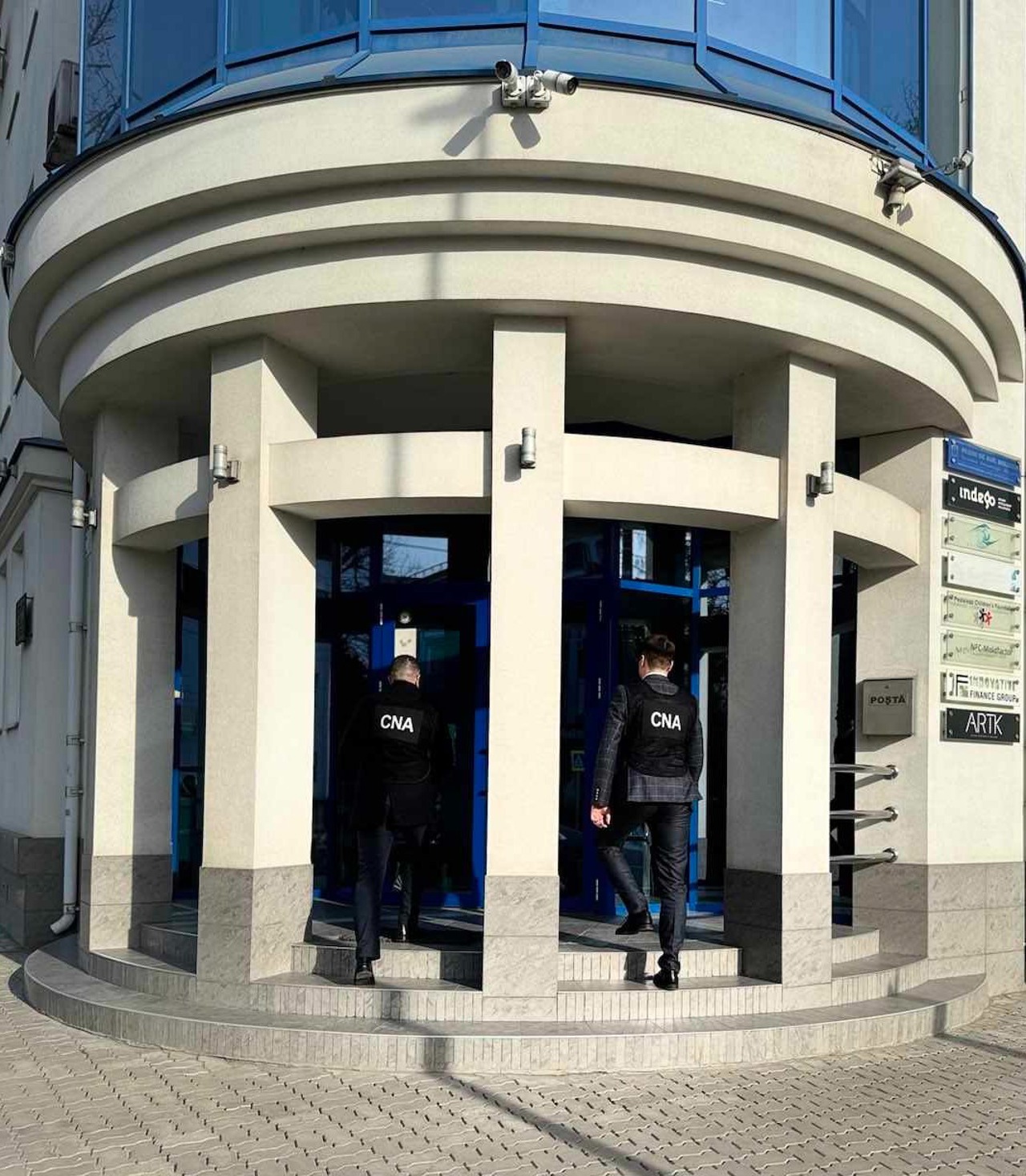 15 mii de euro pentru a soluționa un dosar: Percheziții acasă și în biroul unui avocat, cercetat pentru trafic de influență