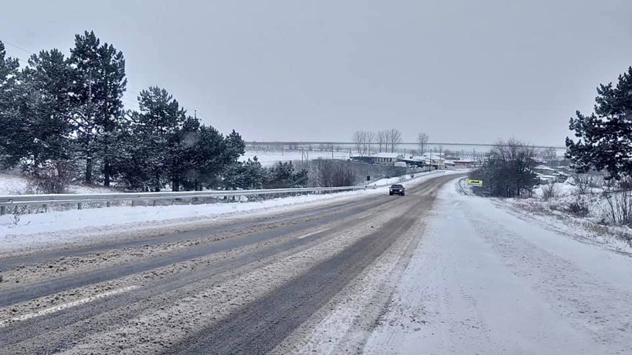 Зимние условия движения на дорогах страны: из-за гололеда произошло 11 аварий