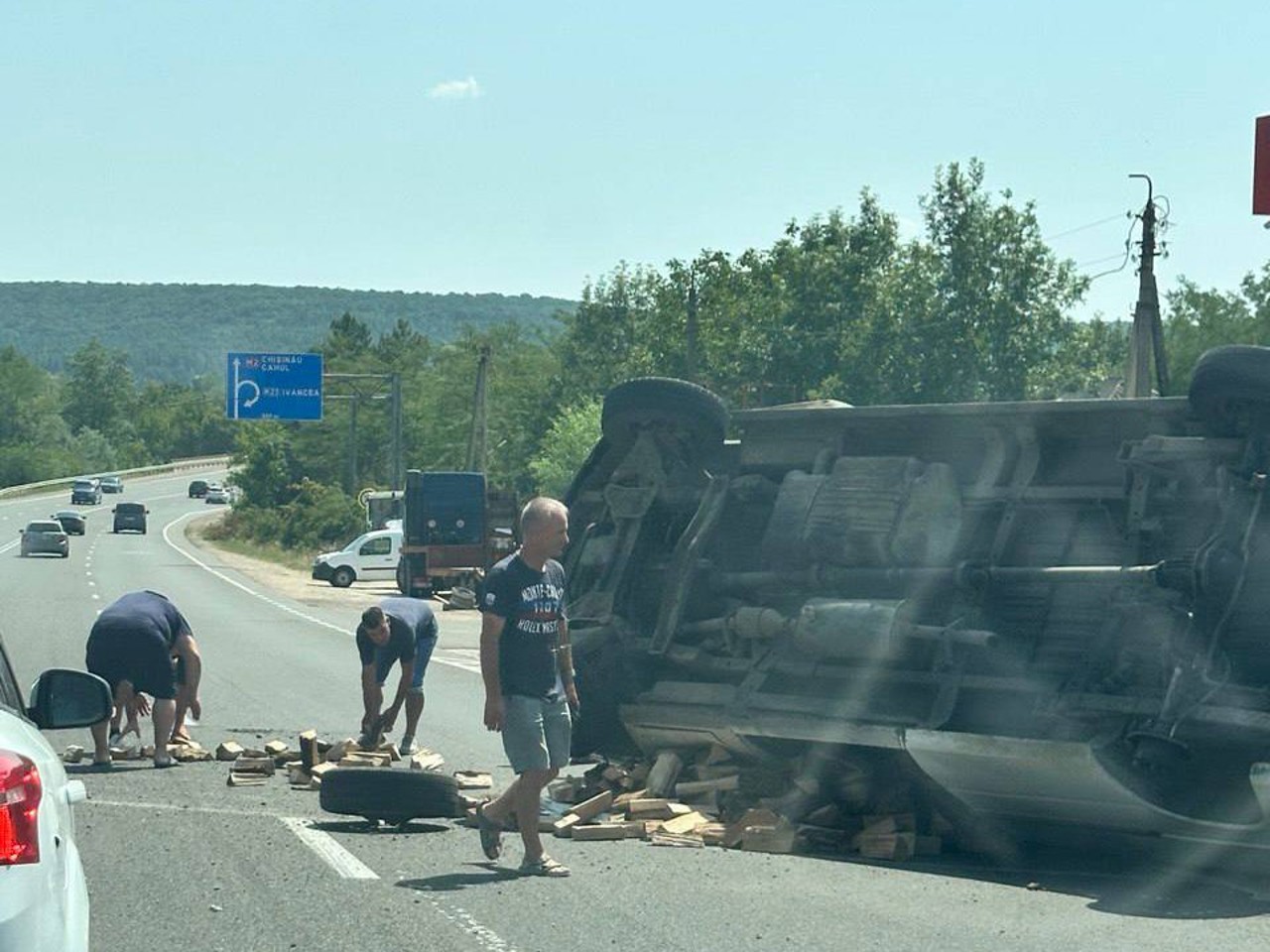 Traffic blocked on Chișinău–Orhei road after minibus overturns