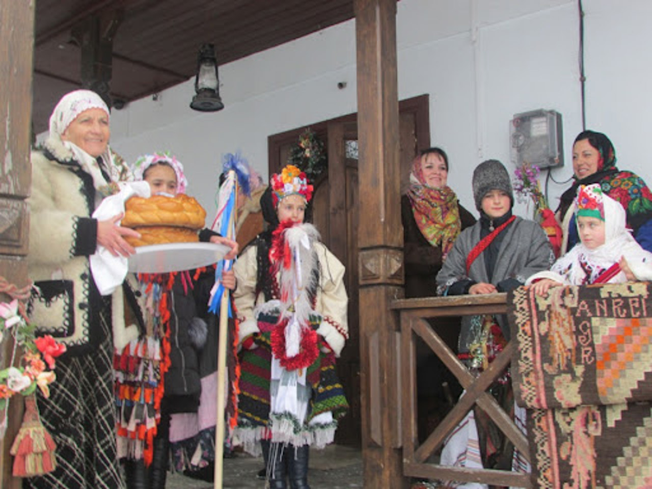 Spectacol de măști și cântece la Palanca, în ajun de Sfântul Vasile