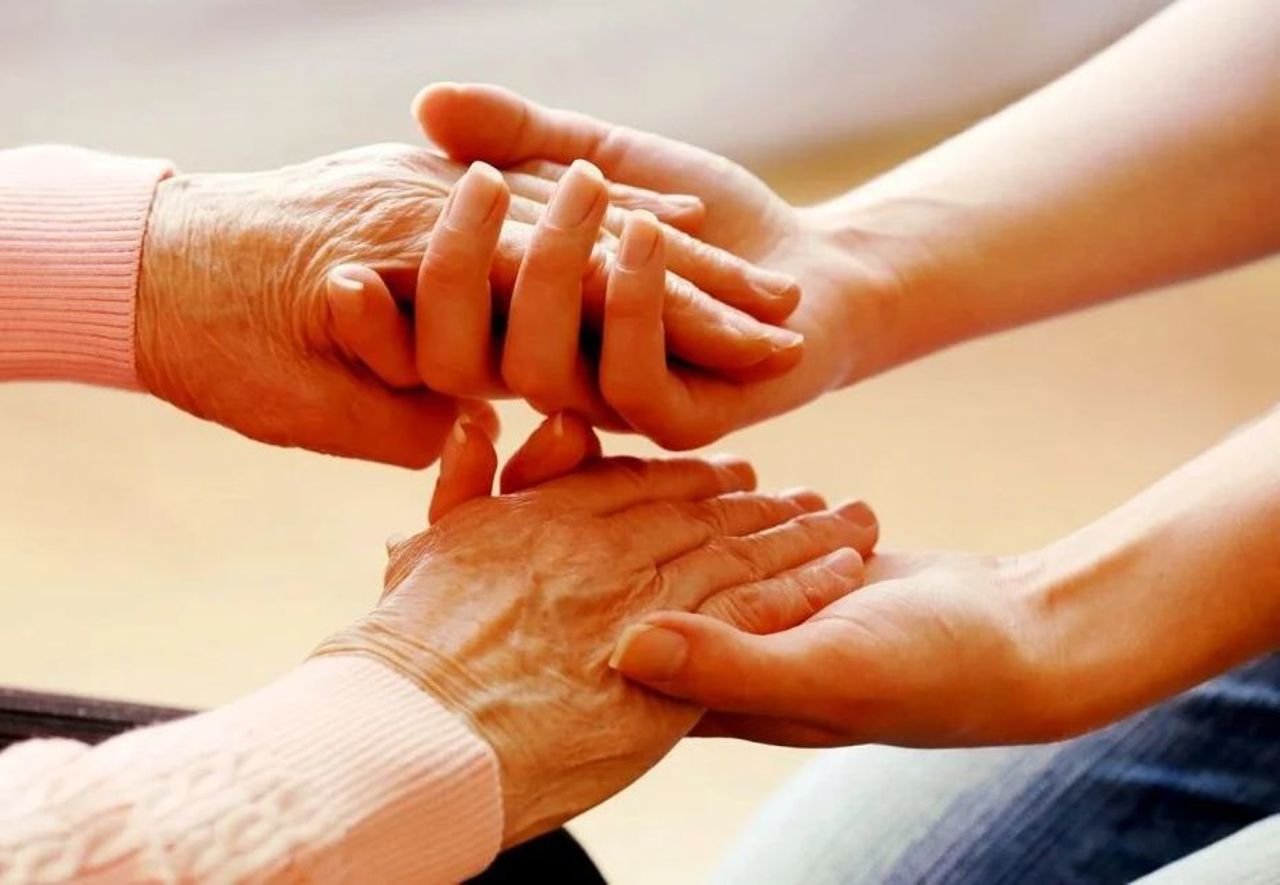 Dialog între generații: Un grup de vârstnici și tineri voluntari au participat la un eveniment dedicat Zilei Familiei