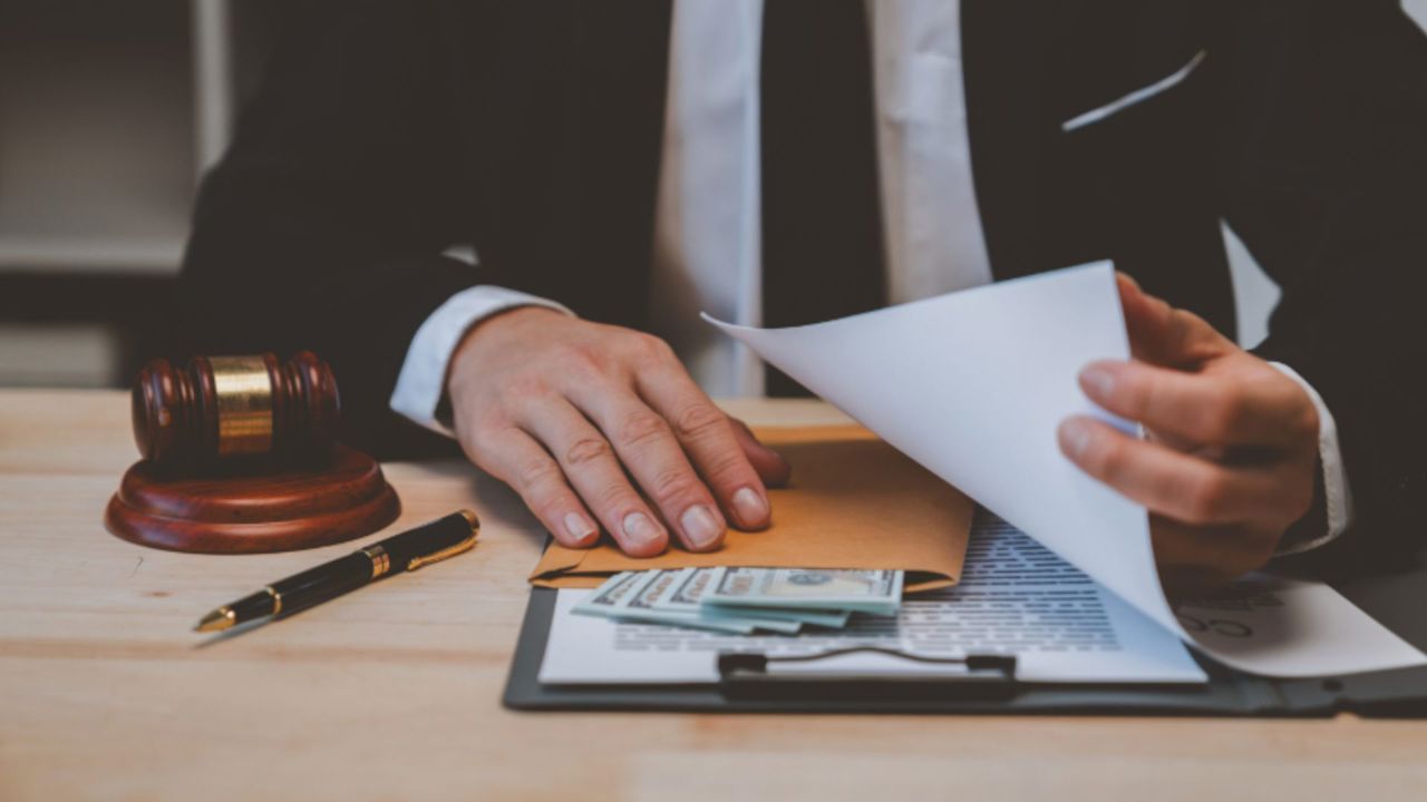 Clienți păcăliți de avocat: A estorcat bani pentru expertize judiciare fictive