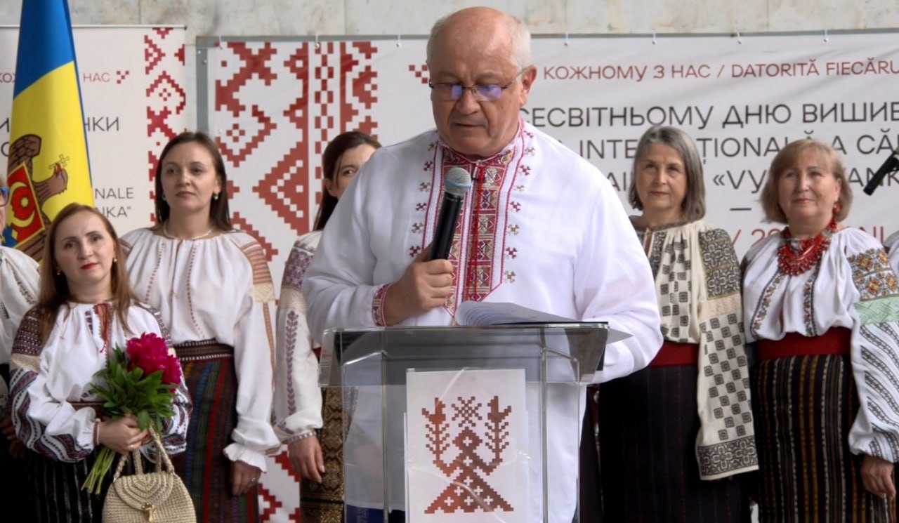 Premierul Munteanu poartă Vîșîvanka: „Ucrainenii fac parte din povestea mea personală” 
