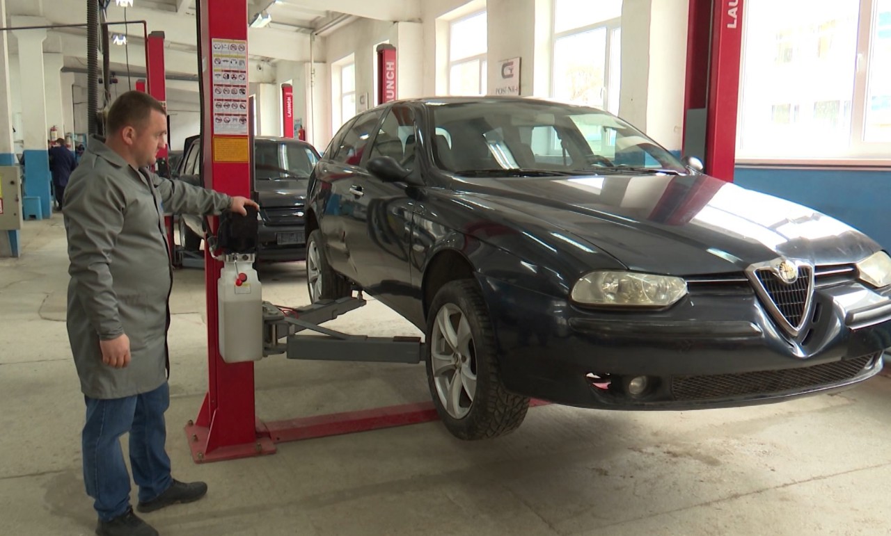 Будущие автомеханики будут учиться на современных автомобилях: 10 ПТУ оснастили новой техникой