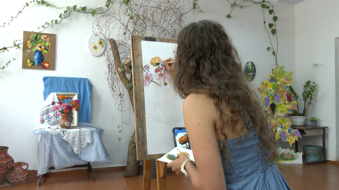 „Șoapte în acuarelă”: O voluntară americană și-a descoperit talentul artistic în Republica Moldova