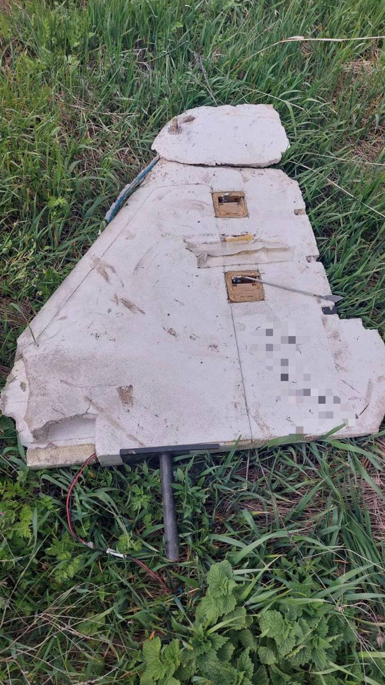 Obiect asemănător unei drone, depistat pe un câmp din raionul Telenești. Poliția a ridicat componentele pentru expertiză