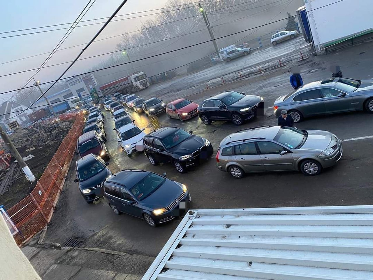 Queues of cars at the Moldovan-Romanian border